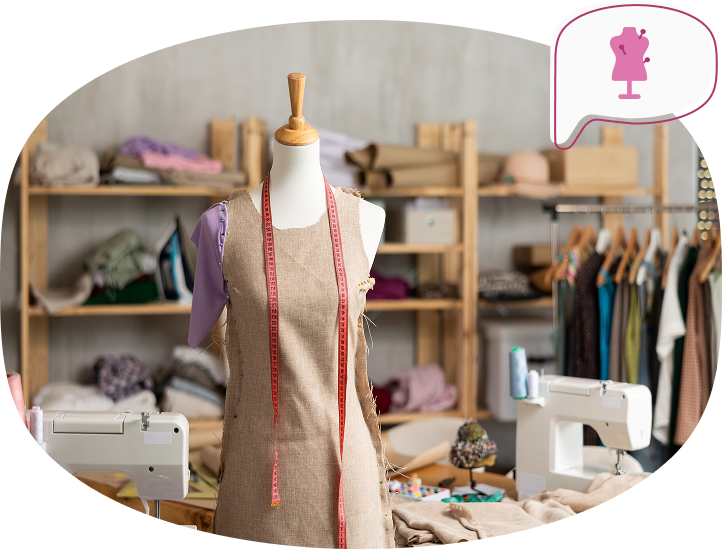 Eine Schneiderpuppe mit einem Kleidungsstück und Maßband steht in einem Schneideratelier, umgeben von Nähmaschinen, Stoffen und Kleidungsstücken.